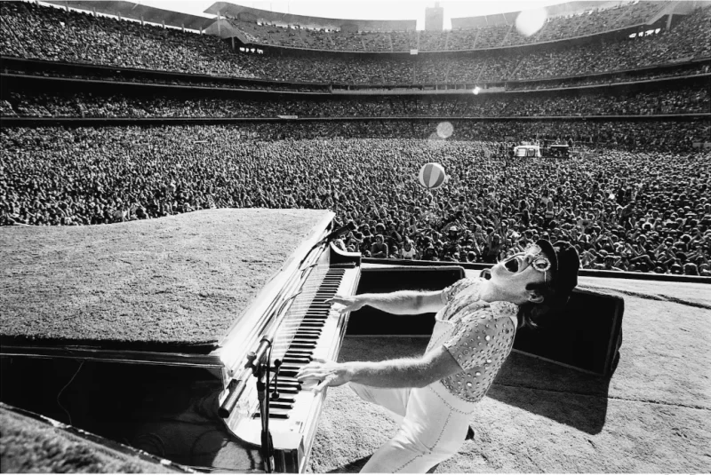 Elton John Live At Dodger (howling)